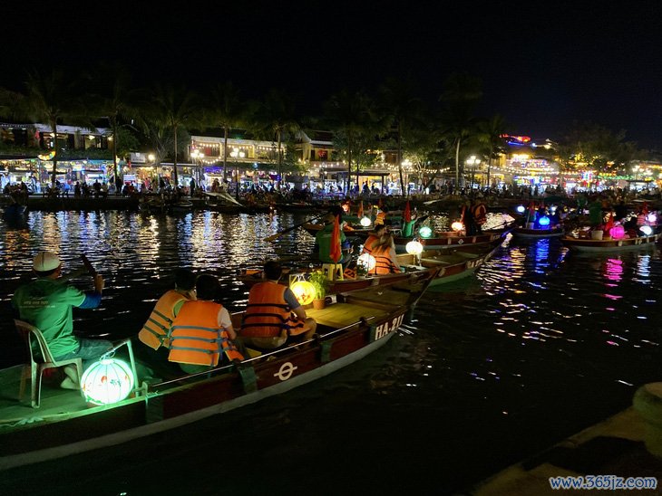 Chen chúc trong biển người tận hưởng không khí Tết ở Hội An - Ảnh 7.