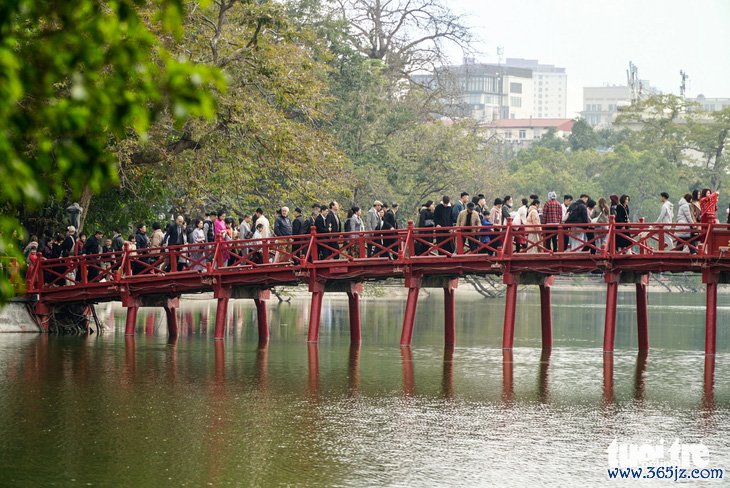 Hồ Gươm nô nức người đi chơi Tết trong nắng xuân lung linh và lạnh rất êm - Ảnh 6.