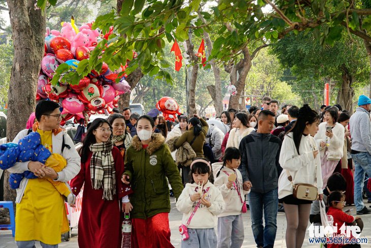 Hồ Gươm nô nức người đi chơi Tết trong nắng xuân lung linh và lạnh rất êm - Ảnh 2.