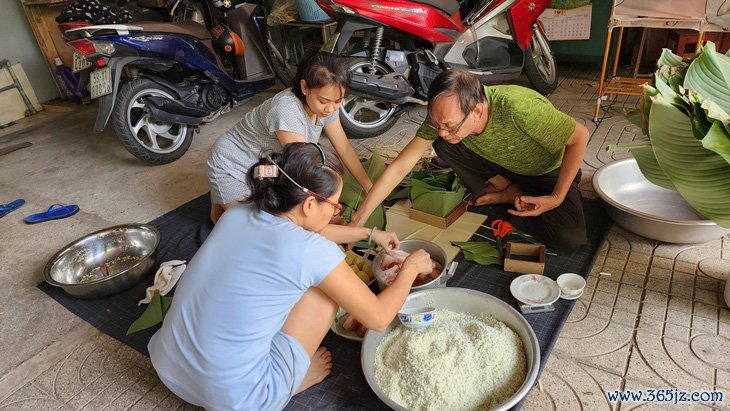 Người nước ngoài nói bánh chưng 'nặng bụng， mau ngán nhưng đượm tình cảm' - Ảnh 1.