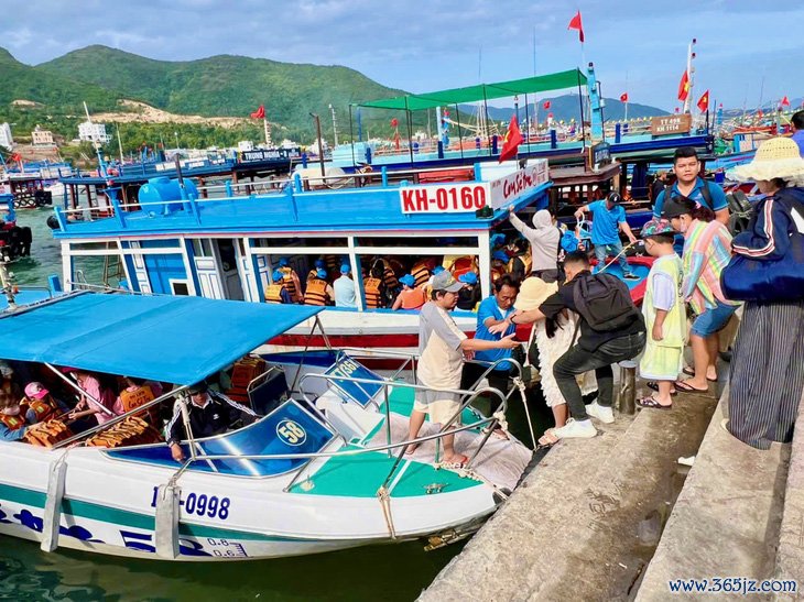 Nhộn nhịp tour đảo Nha Trang， du khách cầu cả năm luôn mặn mà - Ảnh 1.