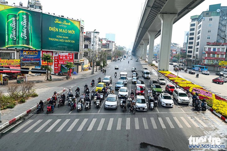 Ngạc nhiên chưa: Người Hà Nội du xuân đông đảo nhưng chấp hành nghiêm quy tắc giao thông - Ảnh 10.