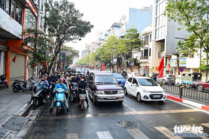 Ngạc nhiên chưa: Người Hà Nội du xuân đông đảo nhưng chấp hành nghiêm quy tắc giao thông - Ảnh 12.