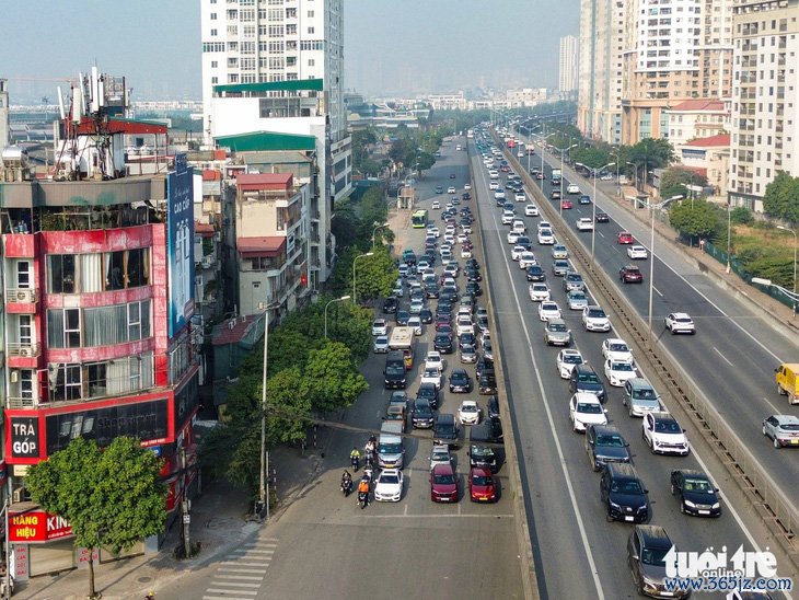 Ngạc nhiên chưa: Người Hà Nội du xuân đông đảo nhưng chấp hành nghiêm quy tắc giao thông - Ảnh 6.