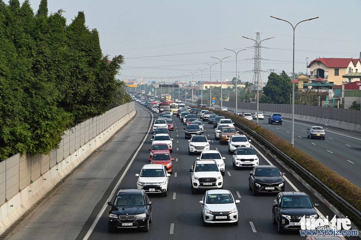 Ngạc nhiên chưa: Người Hà Nội du xuân đông đảo nhưng chấp hành nghiêm quy tắc giao thông - Ảnh 14.