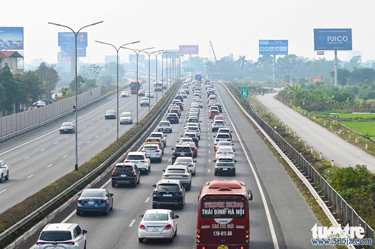 Ngạc nhiên chưa: Người Hà Nội du xuân đông đảo nhưng chấp hành nghiêm quy tắc giao thông - Ảnh 16.