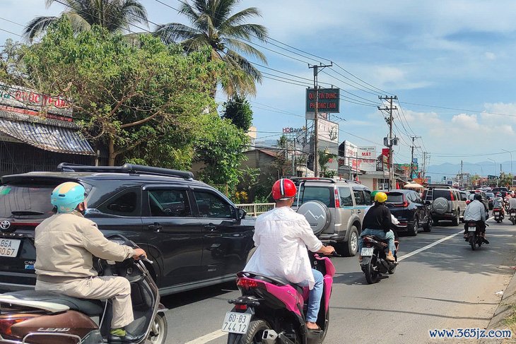 Thời tiết quá đẹp để du xuân， đông đúc quá nên quốc lộ 1， 20 qua Đồng Nai ùn tắc - Ảnh 2.