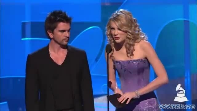 Taylor Swift trao giải ở Grammy 2008