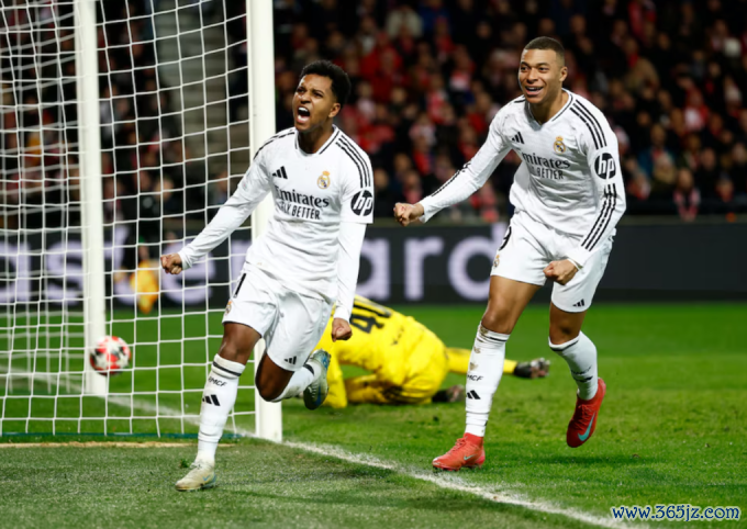 Rodrygo mừng bàn cùng Kylian Mbappe ở trận thắng Brest. Ảnh: Reuters