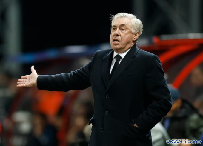 HLV Carlo Ancelotti phản ứng trong trận Real thắng Brest 3-0 trên sân Roudourou, Guingamp, Pháp ngày 29/1. Ảnh: Reuters