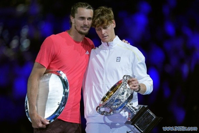 Sinner (phải) và Zverev trên bục nhận giải Australia Mở rộng 2025, trên sân Rod Laver, Melbourne hôm 26/1. Ảnh: Reuters