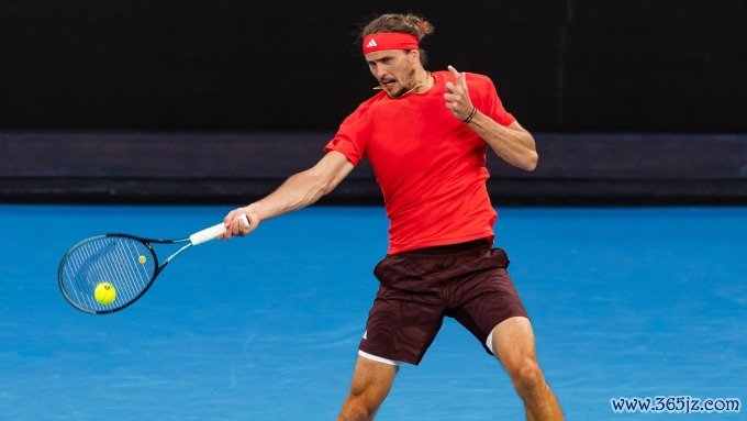 Zverev đánh thuận tay trong trận chung kết Australia Mở rộng 2025, trên sân Rod Laver, Melbourne hôm 26/1. Ảnh: Reuters