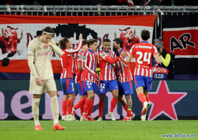 Các cầu thủ Atletico mừng bàn thứ ba của Antoine Griezmann trong trận thắng Salzburg 4-1 tại Red Bull Arena Salzburg， Salzburg， Áo. Ảnh: Reuters