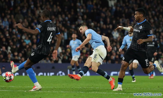 Kovacic (số 8) tỏa sáng với cú sút xa gỡ hòa cho Man City. Ảnh: Reuters