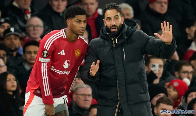 HLV Ruben Amorim chỉ đạo Marcus Rashford trong trận Man Utd thắng Bodo/Glimt 3-2 trên sân Old Trafford, Manchester, Anh ngày 28/11/2024. Ảnh: AP