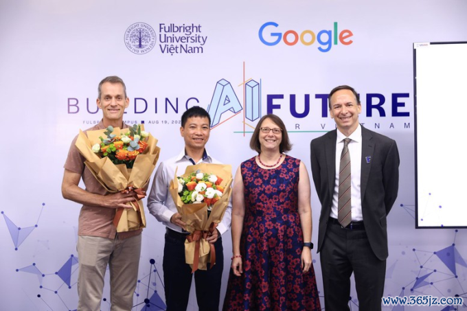 Đại diện Trường Đại học Fulbright Việt Nam và Tiến sĩ Jeff Dean cùng tiến sĩ Lê Viết cùng, đại diện Google tại buổi công bố khoản tài trợ 1,5 triệu USD của Google để thúc đẩy nghiên cứu và giáo dục về AI. Ảnh: Fulbright Việt Nam