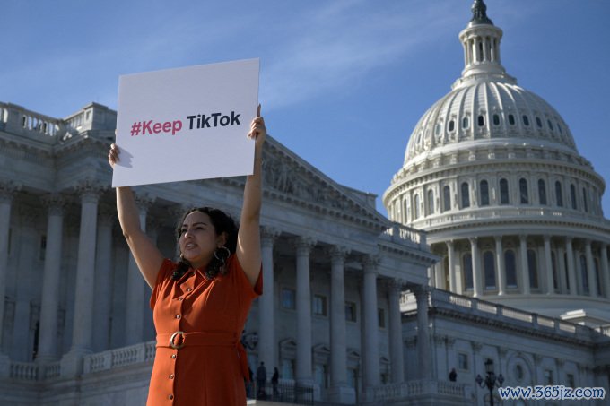 Biểu tình phản đối lệnh cấm TikTok tại Đồi Capitol. Ảnh: Reuters